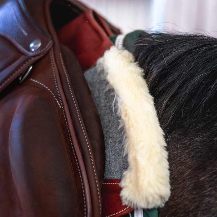 Artificial sheepskin felt pressure distribution pad